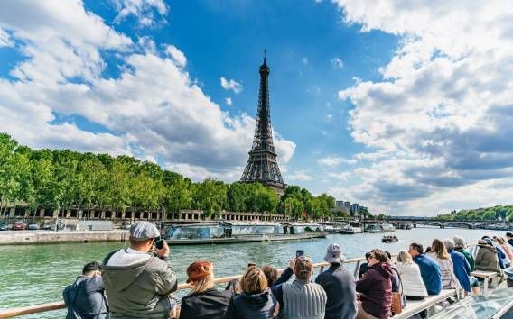 Paris: 1-Hour River Seine Cruise with Audio Commentary